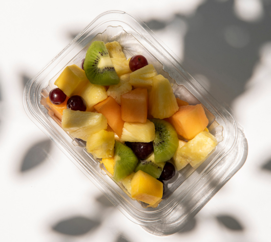 Salade de fruits frais. Des fruits frais, lavs, coups et prts  tre consomms.